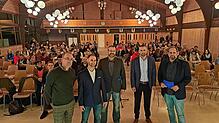 Kurz vor Beginn der Podiumsdiskussion füllt sich die Hotzenwaldhalle in Görwihl. Unser Bild zeigt (von links): Moderator Markus Vonberg, ...
