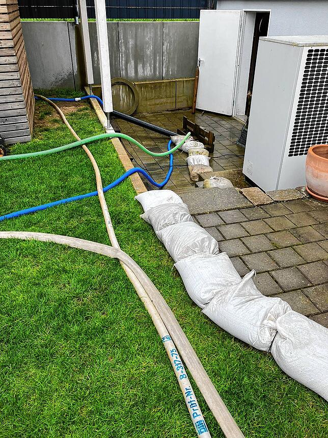 Die Feuerwehr war im Kernort von Eigeltingen im Einsatz, weil Wasser in einen Keller gelaufen ist.