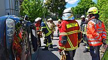 So sollte ein Fahrzeug normalerweise nicht ausgerichtet sein. Wie kommt man dann an die eingeschlossenen Personen heran? Auch hier ...
