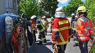 So sollte ein Fahrzeug normalerweise nicht ausgerichtet sein. Wie kommt man dann an die eingeschlossenen Personen heran? Auch hier ...