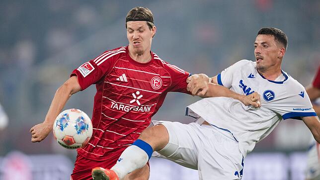 KSC-Abwehrspieler Nicolai Rapp (r) und Co. blieben erneut ohne Gegentreffer.
