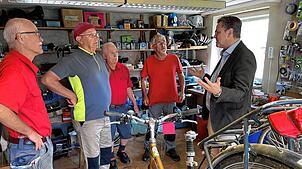 Bürgermeister Henrik Wengert (rechts) besuchte die ehrenamtliche Fahrradwerkstatt in der Hauptstraße. Gründer Roland Haney, Sigurd ...