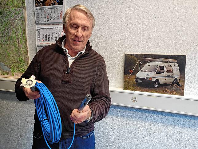 Werner Michel erklärt eine seiner Messsonden, die er in Bohrlöcher hinablassen kann, um Temperatur, Spiegel und Leitfähigkeit des ...
