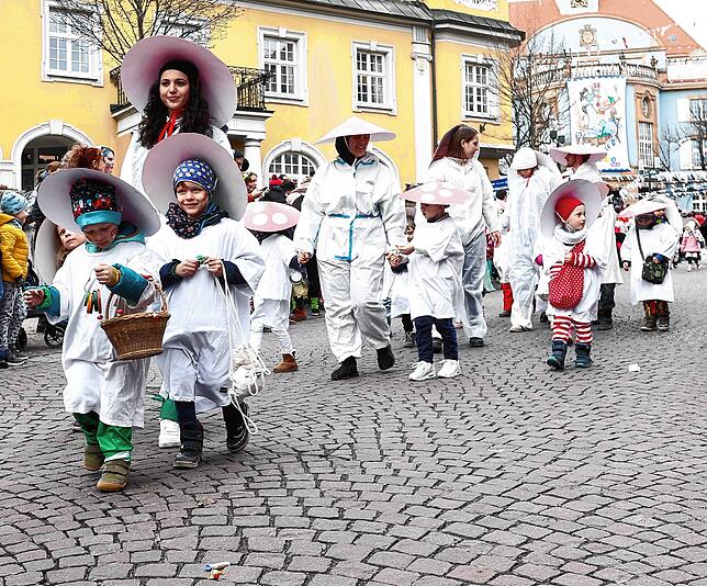Bild 12: Hunderte Nachwuchsnarren starten beim Donaueschinger Kinderumzug