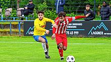 SC-Stürmer Mert Tuncer (rechts) im Duell mit Albin Ahmeti vom FC Singen.