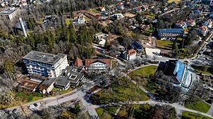 Im Baugebiet Hofen (Bildmitte oben) sollen vier neue Häuser entstehen. Darunter befindet sich die Fläche für das Hotel Solegarten mit ...