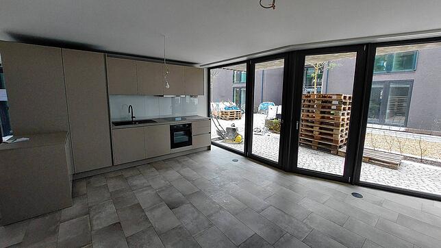 Blick in den Wohn- und Küchenbereich einer Drei-Zimmer-Wohnung.