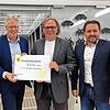 Wenn soviel Geld fließt, gibt es nur lachende Gesichter: (von links) Jürgen Roth (Aufsichtsratsvorsitzender Klinikum und ...