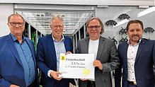 Wenn soviel Geld fließt, gibt es nur lachende Gesichter: (von links) Jürgen Roth (Aufsichtsratsvorsitzender Klinikum und ...