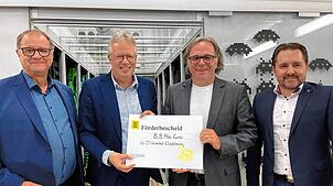 Wenn soviel Geld fließt, gibt es nur lachende Gesichter: (von links) Jürgen Roth (Aufsichtsratsvorsitzender Klinikum und ...