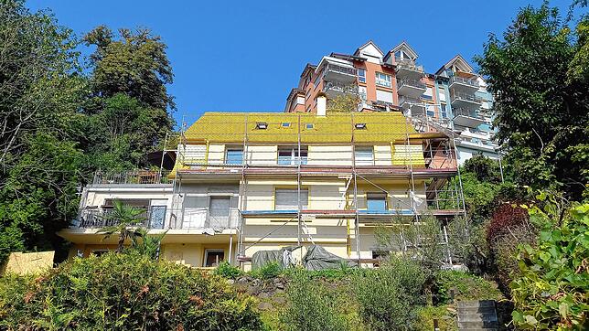 Goldene Dachziegel, goldene Kamine, goldfarbener Verputz: Die Arbeiten an der Immobilie sind noch nicht abgeschlossen.