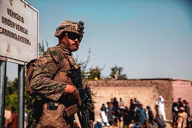 Ein Marine der 24. Marine Expeditionary Unit (MEU) sorgt für Sicherheit während einer Evakuierung am Hamid Karzai International Airport. ...
