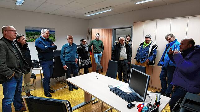 Besichtigungstour in Espasingen: Ortsvorsteher Andreas Bernhardt (rechts im Bild) plaudert nebenbei auch aus dem Nähkästchen, wie der ...