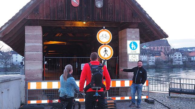 Vor fünf Jahren, Mitte März 2020, wurde Corona auch am Hochrhein für alle einschneidend, hier die geschlossene Holzbrücke zwischen Bad ...