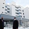Matthias Geiser (links), Geschäftsführer des Schwarzwald-Baar Klinikums, mit Donaueschingens Oberbürgermeister Erik Pauly vor dem ...