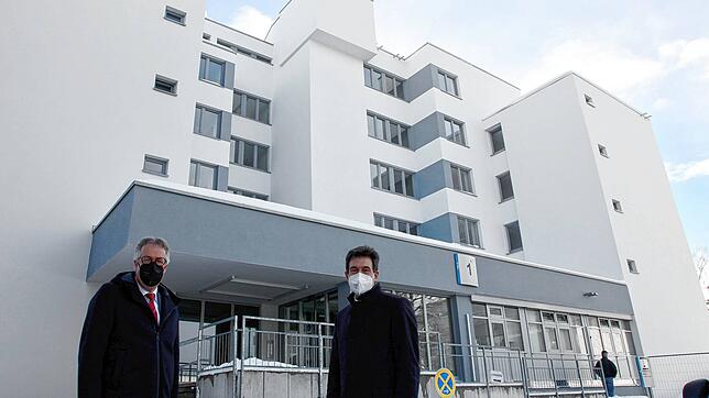 Matthias Geiser (links), Geschäftsführer des Schwarzwald-Baar Klinikums, mit Donaueschingens Oberbürgermeister Erik Pauly vor dem ...