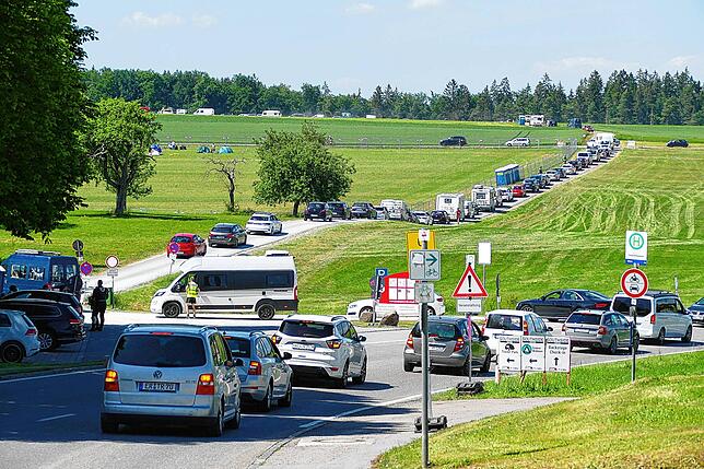 Die Besucher des Southside stauen sich bei der Anfahrt zum Festivalgelände. | Bild: Heinrich Sturm