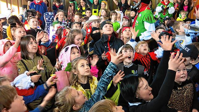 Was gibt es etwa Schöneres als die Fastnacht? Die Bonndorfer Grundschüler jubelten über die Befreiung durch die Narren.