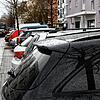 Kostenlos und fast immer belegt &ndash; Parkplätze in Petershausen-West sind Mangelware. An der Bruder-Klaus-Straße (im Bild) soll es ...