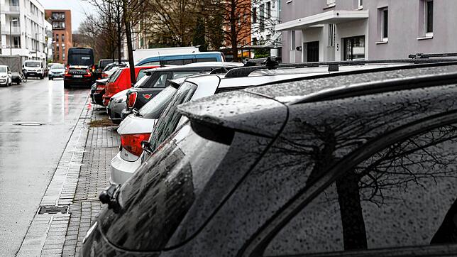 Kostenlos und fast immer belegt &ndash; Parkplätze in Petershausen-West sind Mangelware. An der Bruder-Klaus-Straße (im Bild) soll es ...