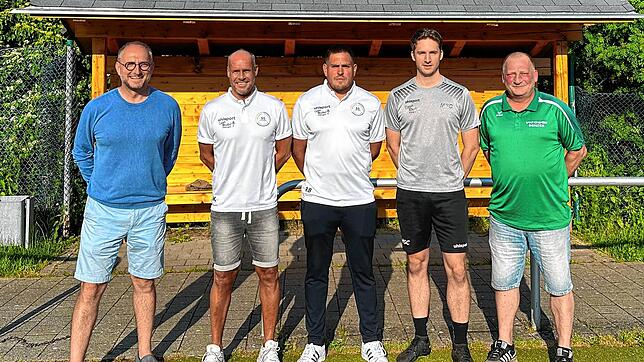 Das neue Trainergespann der SG Alemannia V-H-U mit den Vorsitzenden der drei Vereine (von links): Martín Kuberczyk (FC Unterkirnach), ...