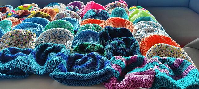 Rund 700 Babymützen stricken und häkeln die Ehrenamtlichen pro Jahr.