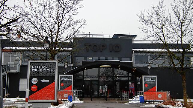 (Archivbild) Im Top10 im Singener Industriegebiet wird gern gefeiert. Doch diese Partynacht endete für einen jungen Mann abrupt und blutig.