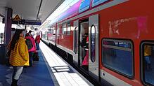 Die Schwarzwaldbahn hält auf Gleis 1 am Konstanzer Bahnhof. Am Dienstag, 12. März, wird sie nur nach Notfallfahrplan verkehren.