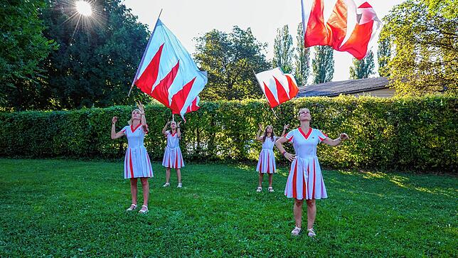 Auch das Werfen und Auffangen will geübt sein. Dass sie das beherrschen zeigen Madeleine Scharf, Lea Ebner, Anna Völkle und Lena Jensen. ...