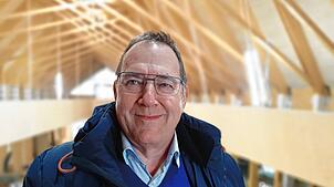 Gunter Schöbel, Direktor des Pfahlbaumuseums Unteruhldingen, warnt vor dem Bau eines Sendemasts auf sensiblem Grund.