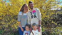 Hoffen darauf, bald einen Logopäden für den kleinen Felix zu finden: Sina und Sebastian Elsner mit Felix und Leonie.