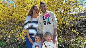 Hoffen darauf, bald einen Logopäden für den kleinen Felix zu finden: Sina und Sebastian Elsner mit Felix und Leonie.