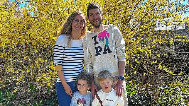 Hoffen darauf, bald einen Logopäden für den kleinen Felix zu finden: Sina und Sebastian Elsner mit Felix und Leonie.