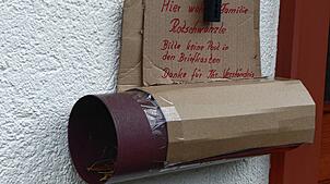Kromers haben kurzerhand einen alternativen Kasten für die Zeitung angebracht, damit die Rrotschwänzle ungestört brüten können. Fotos: ...