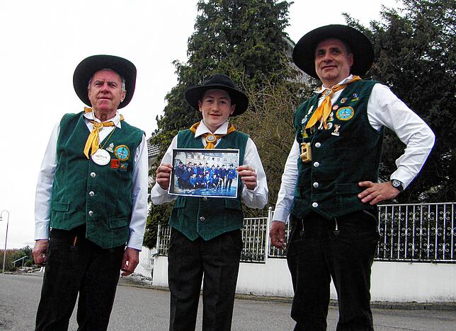 Beim 50-Jahre-Jubiläum der Allensbacher Holzhauergilde im Jahr 2014: Gründungsmitglied Engelbert Wekenmann, hier mit Carlö Vogel und ...