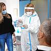 Beim SÜDKURIER werden die Mitarbeiter regelmäßig auf Corona gecheckt. Pandemie-Managerin Julia Klose (links) und Kathrin Schmidt von der ...