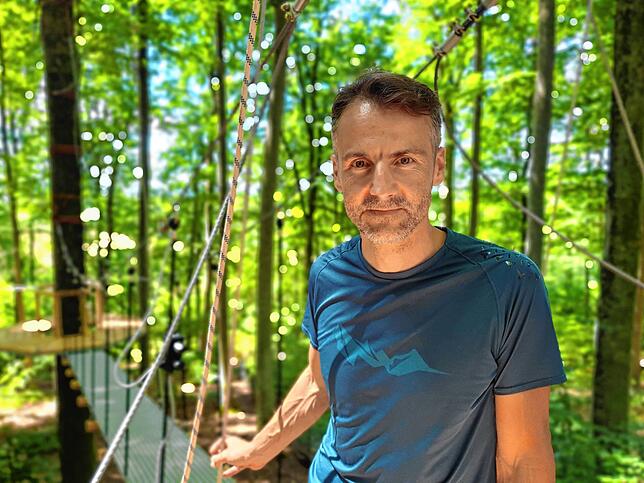 Roland Hilgartner, Direktor am Affenberg Salem, steht auf einem noch nicht fertig gebauten Baumpfad.