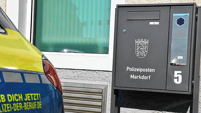 Oft die erste Anlaufstelle für die Opfer von häuslicher Gewalt: die Polizei. In sehr vielen Fällen bleibt Gewalt gegen Frauen jedoch ...