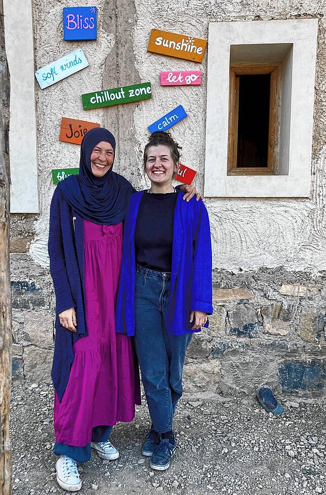 Luisa Gscheidle (rechts im Bild) aus Stetten am kalten Markt besuchte 2023 den von Stefanie Tapal-Mouzon gegründeten Campus Vivante in ...