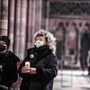 Menschen nehmen beim Silvester-Gottesdienst im Freiburger Münster an einem stillen Protest wegen der Entlassung des Domkapellmeisters ...