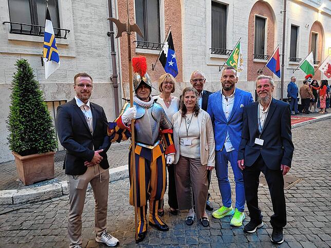 Familie Steinbeisser mit Freunden anlässlich der Vereidigung von Jan Steinbeisser in der Schweizer Garde. Von links: Luc Steinbeisser, ...