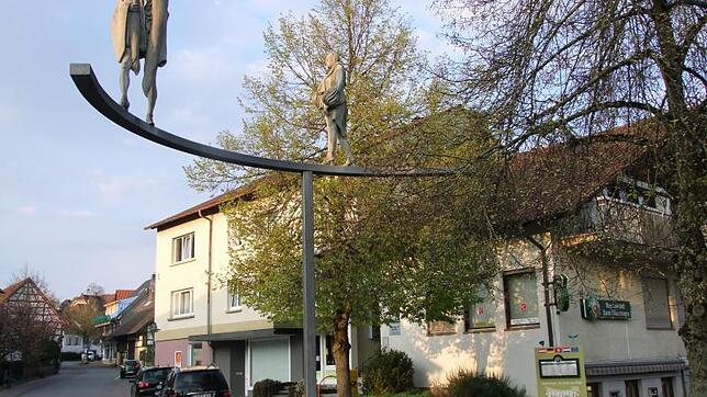 Die "Paradiesvögel" des Künstlers Peter Lenk in der Gaienhofener "Otto-Dix-Kurve" bekommen einen neuen Standort.