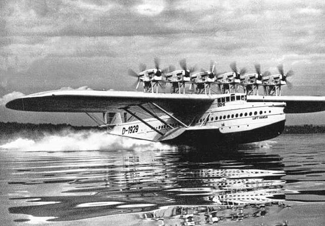 Beim Start wirbelte die Do X mächtige Fontänen auf. 1931 flog der Jumbo vom Bodensee erstmals über den Atlantik nach New York.