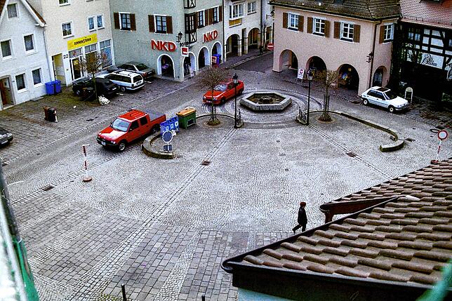 Bild 13: Serie &bdquo;20 in 20&ldquo;: So sah die Hauptstraße in Stockach in den 1990ern aus, ehe sie zur Einbahnstraße wurde