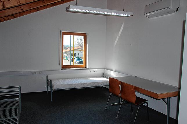 Blick in eines der frisch eingerichteten Zimmer im ehemaligen Qiagen-Gebäude, in dem bald Kriegsflüchtlinge aus der Ukraine unterkommen ...