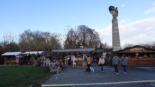 Der Einbruch in mehrere Hütten auf dem Weihnachtsmarkt erfolgte in der Nähe des Zeppelindenkmals.