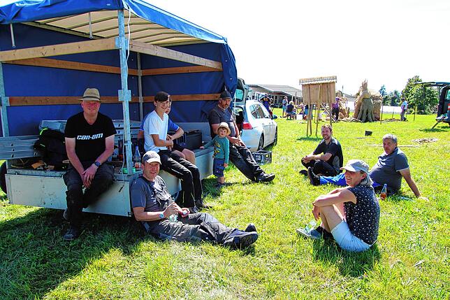 Bild 16: Aufbauarbeiten zum 11. Höchenschwander Strohskulpturen-Wettbewerb mit Bauernmarkt in Höchenschwand