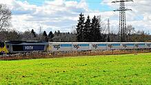 Eine Lok transportiert 18 Vogt-Plastic Container auf der Hochrheinbahn bei Schwörstadt. Der Zug pendelt seit Anfang dieses Jahres ...