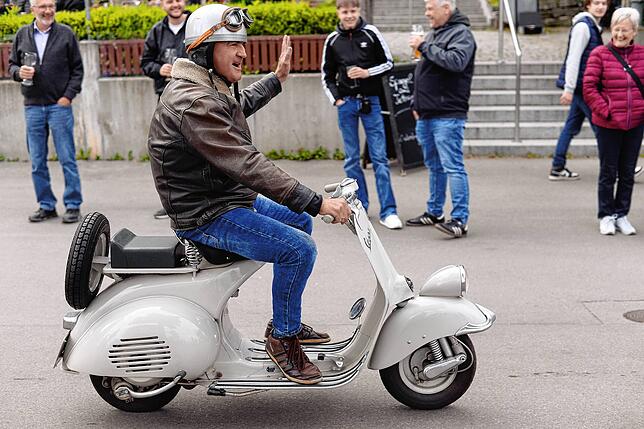 Bild 13: Oldtimerparade in Friedrichshafen lockt zahlreiche Zuschauer – exklusive Bilder!