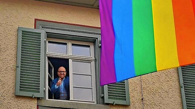 Die Regenbogenfahne weht seit Freitag, 19. Februar, vor dem Sipplinger Rathaus. Und zwar dauerhaft, wie Bürgermeister Oliver Gortat ...